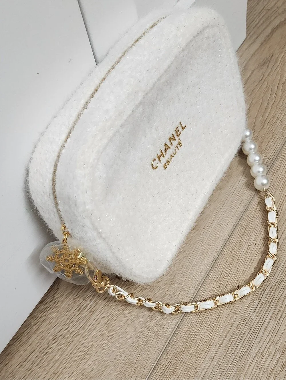 CHANEL White/Cream Tweed Pearl-Embellished Shoulder Bag